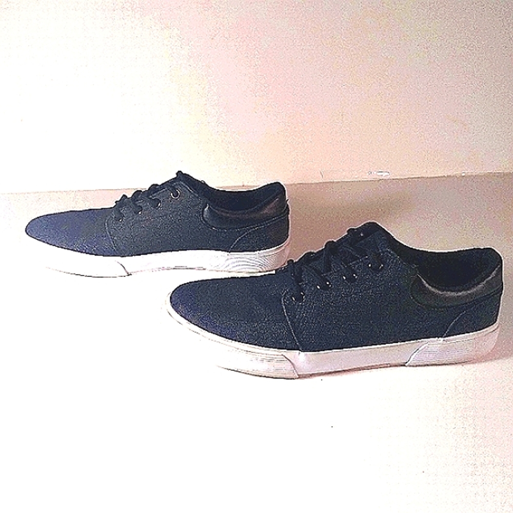 St. John's Bay Bryce size 8.5M   BLK Shoes  lace ups color gray & black
